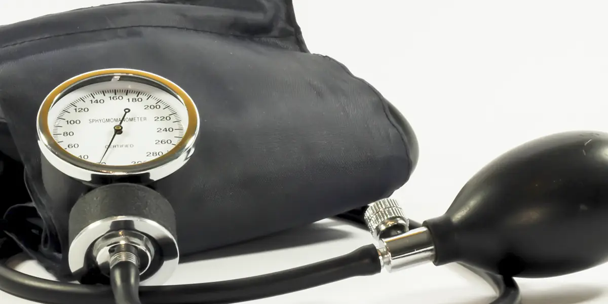 Analoge bloeddrukmeter (sfygmomanometer) met manchet en pompballon